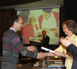 Doña Sofía hace entrega a Álvaro González, presidente de Médicos del Mundo, del diploma, en la categoría de Ayudas a la Acción Social, a Médicos del M